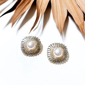 Vintage pearl stud earrings #785